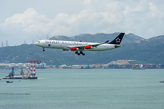 一架星空联盟涂装的北欧航空客机正降落在香港国际机场