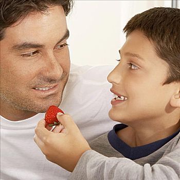 特写,男孩,父亲,草莓