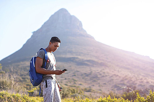 男青年,远足,山,桌山国家公园,看,智能手机,开普敦,西海角,南非