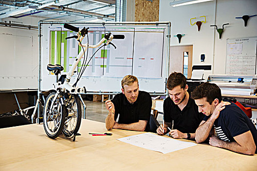 三个男人,会议室,自行车,工厂,坐,桌子,折叠,桌面