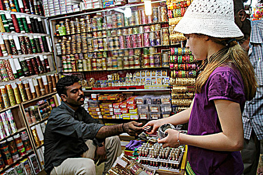 印度,印度南部,泰米尔纳德邦,马杜赖,女孩,购买,环饰,街道,货摊