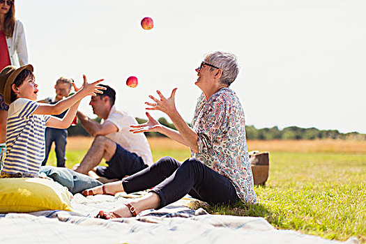 祖母,孙子,杂耍,苹果,野餐毯,晴朗,地点