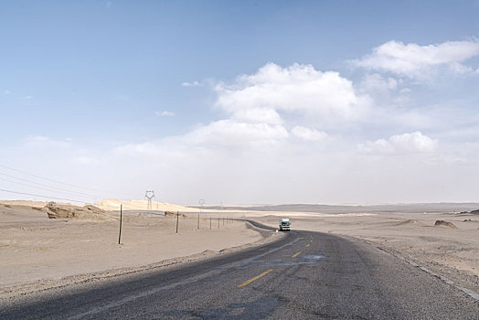 中国青海海西州荒漠公路