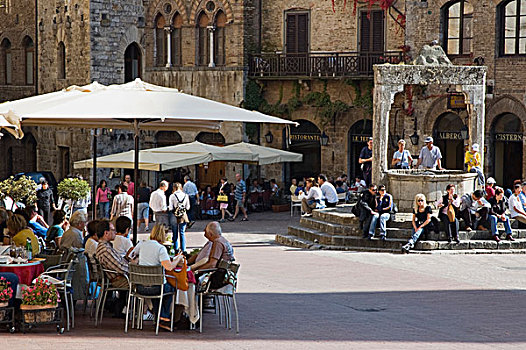 街边咖啡厅,喷泉,广场,圣吉米尼亚诺,托斯卡纳,意大利,欧洲