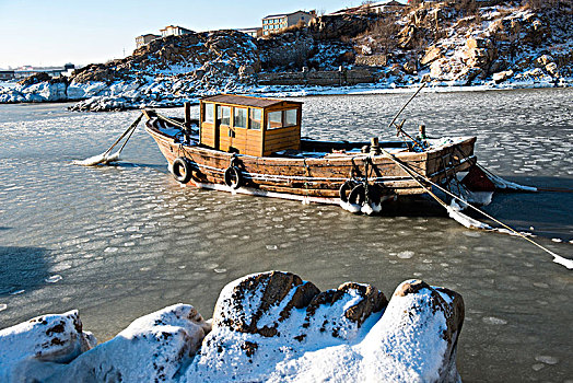 隆冬停泊的渔船
