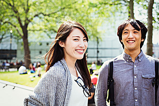 年轻,日本,男人,女人,享受,白天,室外,伦敦,站立,公园,微笑