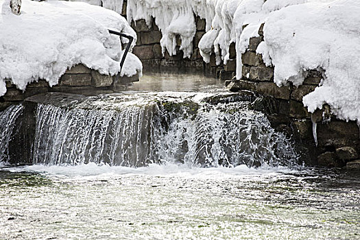 冬日雪景与流水