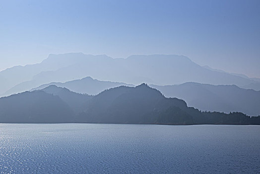 四川瓦屋山雅女湖风光