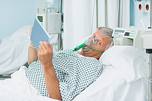 老人,病人,拿着,感触,药片,手,戴着,氧气面罩,病床