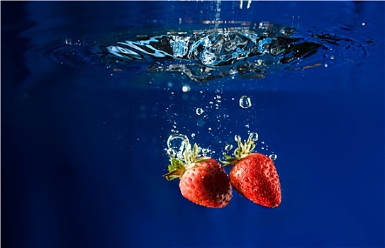 草莓,液滴,水中