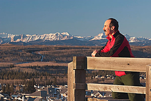 男人,向外看,山峦,卡尔加里,艾伯塔省,加拿大