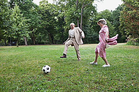 长者,女人,玩,足球,公园