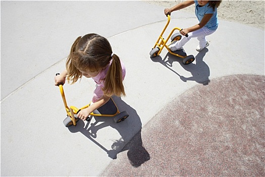 两个女孩,4-6岁,骑,玩具,滑板车,操场,侧面视角,俯视图
