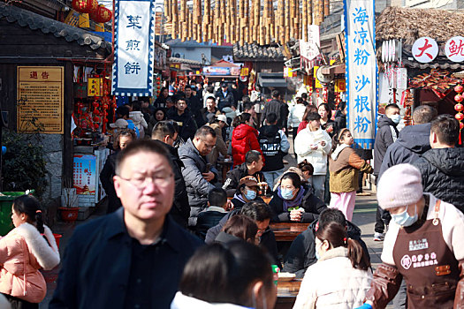 文旅市场红红火火,游客逛古街品美食享受春节假期