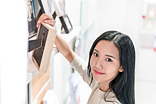 年轻女子选购家居用品