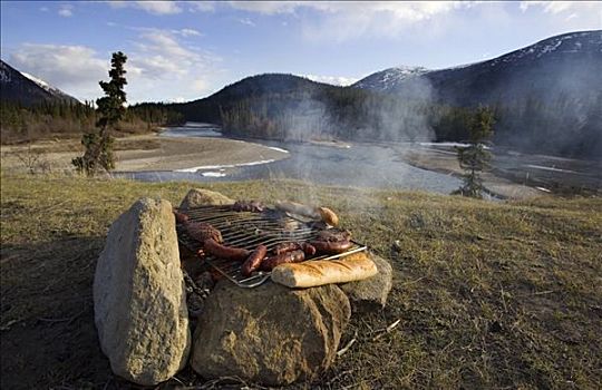 香肠,肉排,法棍面包,营火,烧烤,烹调,露营,河,后面,育空地区,加拿大,北美