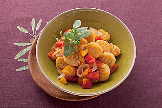 意大利汤团,西红柿,胡椒,马郁兰