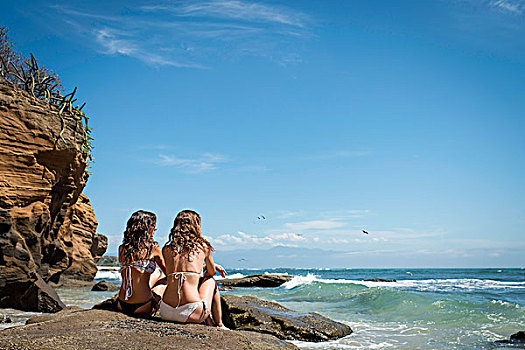 两个,美女,坐,石头,向外看,海洋