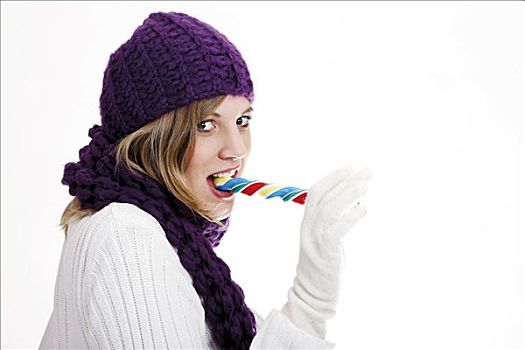 女青年,戴着,紫色,羊毛无边帽,围巾,吮,彩色,拐棍糖