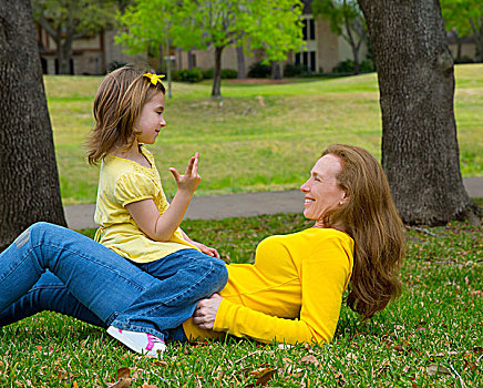 女儿,母亲,玩,计算,躺着,公园,草坪