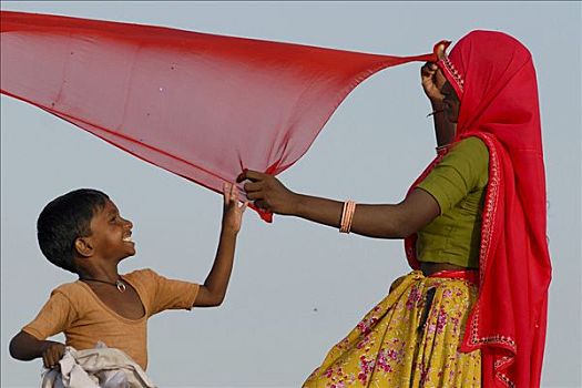 母亲,儿子,弄干,红色,纱丽,靠近,拉贾斯坦邦,北印度,亚洲