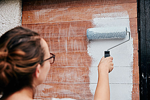 女人,油漆滚,描绘,厚木板,墙壁
