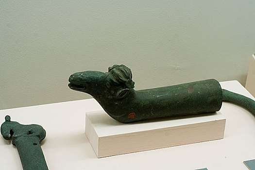 内蒙古博物馆陈列战国青铜盘角羊形青铜车饰