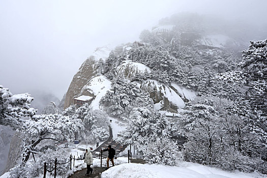 雪后华山宛如画