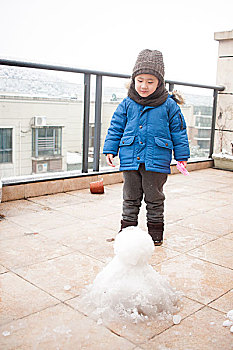 只有一个男孩,堆雪人,玩雪