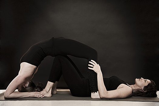 两个女人,瑜珈