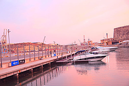 夕阳下的瓦莱塔港湾