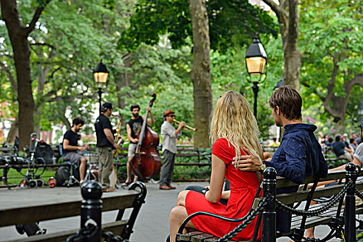 情侣,看,街头乐人,华盛顿广场公园,纽约,曼哈顿,美国