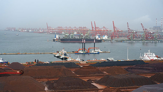 夏日里的港口运输生产繁忙有序
