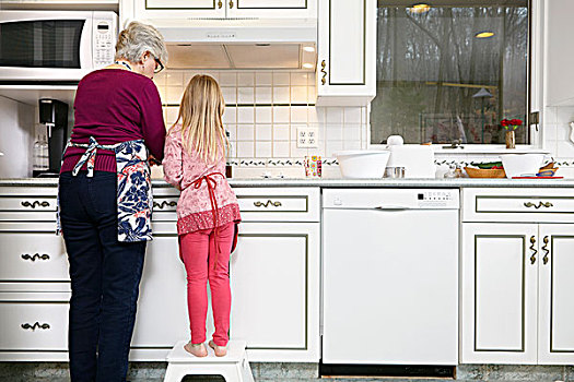 后视图,女孩,祖母,站立,厨房,炉架