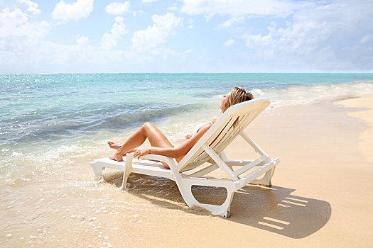 女人,放松,长,椅子,海滩