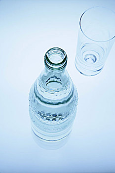 矿泉水瓶,大玻璃杯,空,单色调,蓝色,序列,瓶子,玻璃瓶,水瓶,水,矿泉水,玻璃杯,饮料,不含酒精,低热量,渴,灭火器,降温,自然