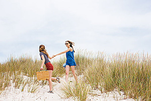 两个,美女,朋友,野餐篮,握手,沙滩,沙丘