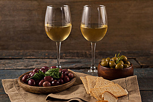 白葡萄酒,橄榄,容器,饼干,桌子