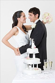 新婚夫妇,站立,靠近,婚礼蛋糕