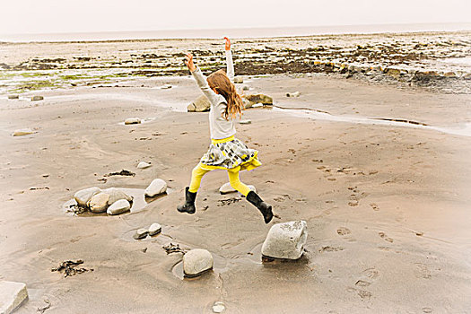 活力,女孩,雀跃,海滩,石头