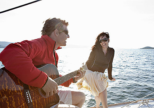 女人,男人,弹吉他,游艇