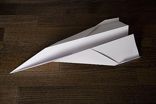 纸飞机,木桌子