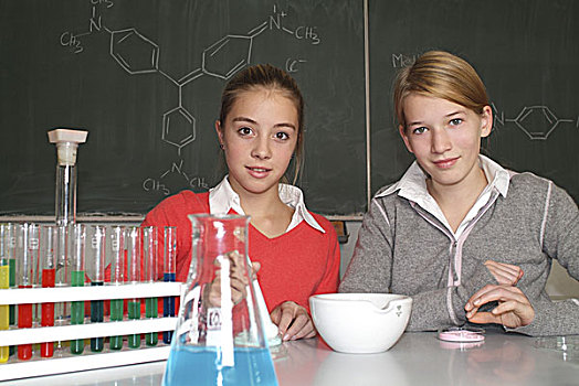 女孩,化学,试管,液体,不同,序列,孩子,青少年,13-15岁,女生,两个,学校,指示,实验室,测验,考试,分析,诊断,室内,黑色
