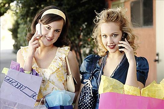 两个,女青年,交谈,手机,拿着,购物袋