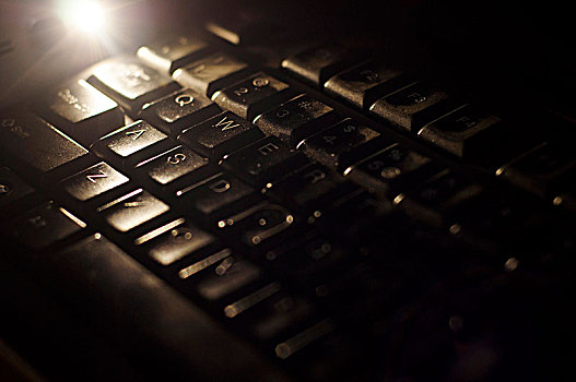 暖色光线中模糊的键盘
