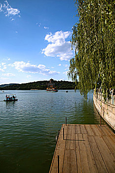 昆明湖的木制栈桥和万寿山佛香阁