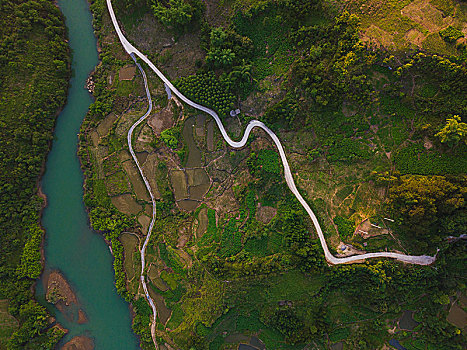 航拍中国南方的和河流森林与公路
