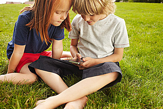 孩子,手机,草丛
