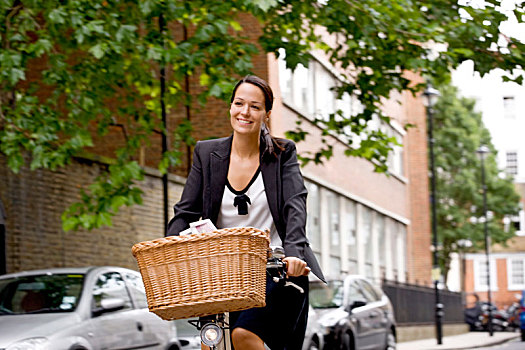 职业女性,骑自行车,微笑