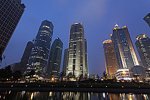 上海浦东陆家嘴的城市夜景